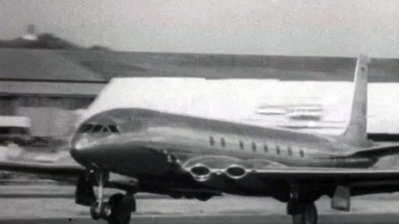 De Havilland Comet 1was put through her paces at the 1949 SBAC Farnborough Airshow video movie streaming on JetFlix TV.